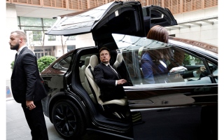 الصورة: ثروة إيلون ماسك الصافية تحلّق بـ 677 مليار دولار