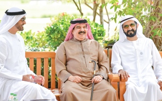 الصورة: رئيس الدولة ونائباه والحكام يهنئون ملك البحرين بذكرى اليوم الوطني لبلاده