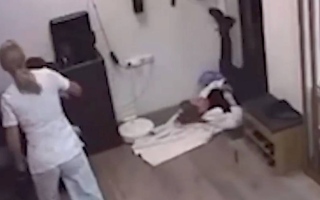 الصورة: مؤثرة شهيرة تتعرض للسحل والضرب في صالون تجميل