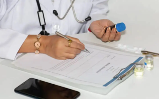 الصورة: الهند تلزم الأطباء بكتابة الوصفات الطبية بوضوح