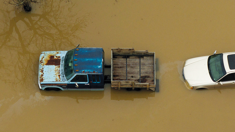 بعض الطرق غمرتها المياه بشكل كامل بينما تضررت طرق أخرى. رويترز