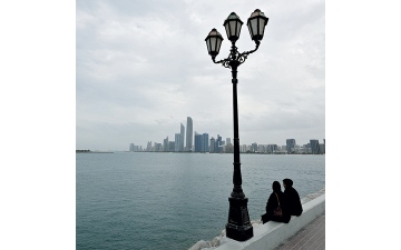 الصورة: جلسة هادئة على البحر