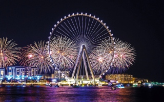 الصورة: خلال رأس السنة في دبي.. سهرة حالمة بأعلى عجلة مشاهدة بالعالم