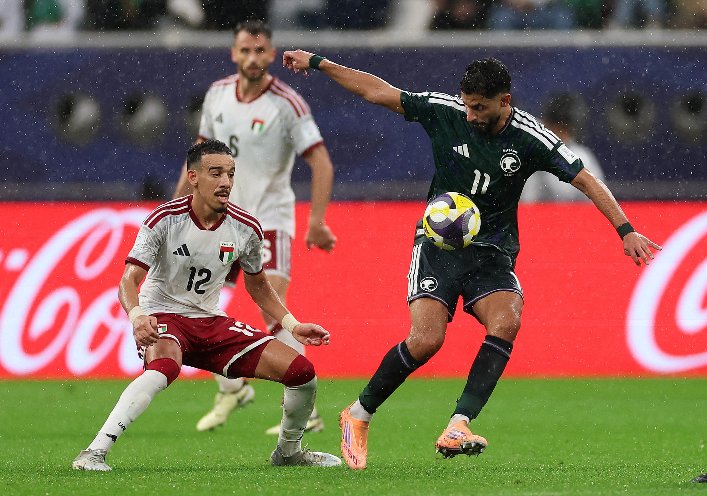 "سيناريوهات" حاسمة تحدد مصير مباراة الإمارات والسعودية بعد توقفها للأمطار الغزيرة