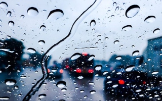 الصورة: &laquo;طرق دبي&raquo;: 14 إجراءً مهماً للسلامة والحد من الحوادث أثناء القيادة في الأمطار