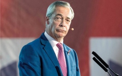 الصورة: مطالبات باعتذار زعيم حزب الإصلاح البريطاني عن تصرفات خلال &laquo;مراهقته&raquo;