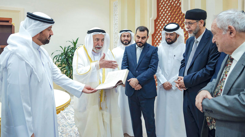 سلطان القاسمي خلال توقيعه أول نسخة لـ&laquo;الموسوعة العربية الشاملة&raquo;. وام