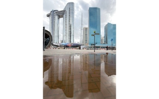 الصورة: &laquo;برج خليفة&raquo; في لوحة فنية صنعتها الأمطار