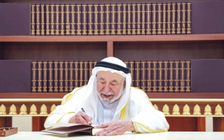 الصورة: حاكم الشارقة يوقّع أول نسخة من المرحلة الأولى للموسوعة العربية الشاملة