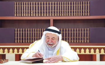 الصورة: حاكم الشارقة يوقّع أول نسخة من المرحلة الأولى للموسوعة العربية الشاملة