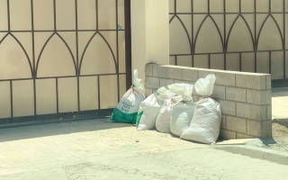 الصورة: أكياس رملية لمنع اندفاع مياه الأمطار للمنازل