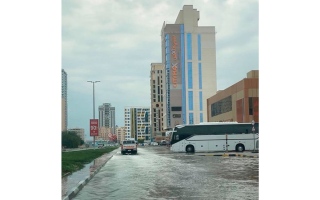 الصورة: أمطار غزيرة وبرق ورعد على رأس الخيمة