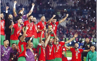 الصورة: محمد بن زايد ومحمد بن راشد يُهنّئان ملك المغرب وشعبها بلقب كأس العرب