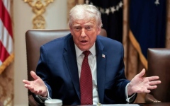 الصورة: ترامب يوقف قرعة الهجرة