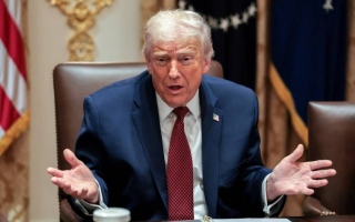 الصورة: ترامب يوقف قرعة الهجرة