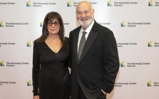 الصورة: الطب الشرعي يحدد سبب وفاة المخرج روب راينر وزوجته