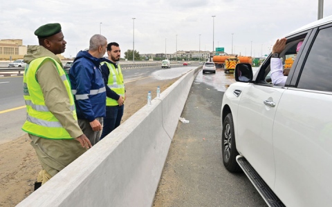 الصورة: 8 مخاطر صحية لتعامل الأفراد مع تجمعات الأمطار.. أبرزها تفاقم الربو وحساسية الجلد
