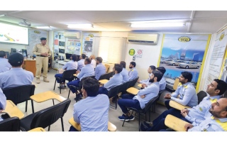 الصورة: شرطة دبي توعي 200 سائق &laquo;أجرة&raquo; جديد مرورياً