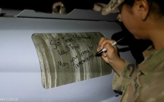 الصورة: رسالة جندي أميركي على قذيفة قبل قصف مواقع "داعش" في سورية.. ماذا كتب؟