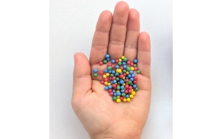 الصورة: نصائح &laquo;فورية&raquo; للتعامل مع ابتلاع الأطفال أغراضاً صغيرة