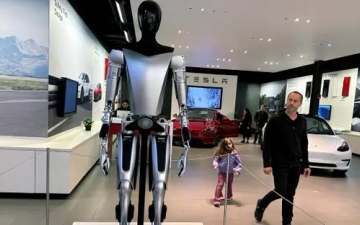 الصورة: "تسلا" تعرض الروبوت الشبيه بالبشر "أوبتيموس" في برلين