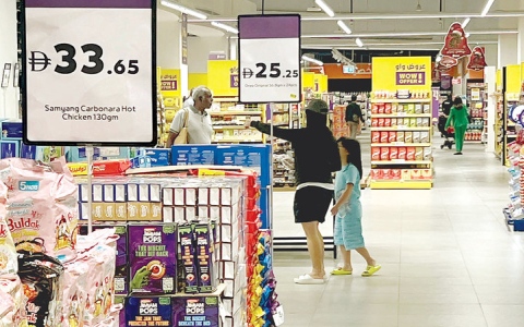 الصورة: مستهلكون يشكون كتابة لافتات السلع بـ &laquo;الإنجليزية&raquo; وتجاهل اللغة العربية