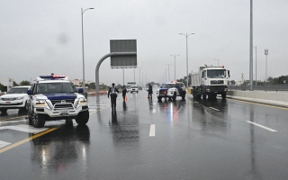 الصورة: شرطة أبوظبي تتابع الآثار الناجمة عن هطول الأمطار