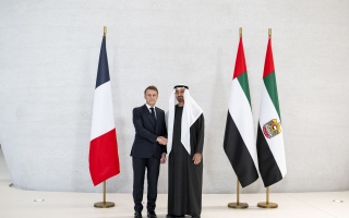 الصورة: رئيس الدولة يبحث مع الرئيس الفرنسي مسار العلاقات التاريخية والإستراتيجية بين البلدين