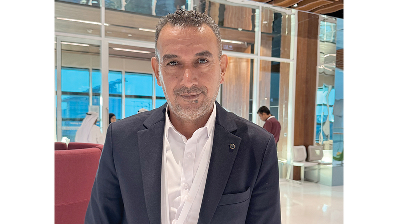 قاسم سعودي: أؤيد الاستعانة بالذكاء الاصطناعي في المجالات العلمية، ولكن ليس في الإبداع، إذ قد يؤثر في مخيلة الكاتب، ويصبح التأليف متاحاً للجميع.