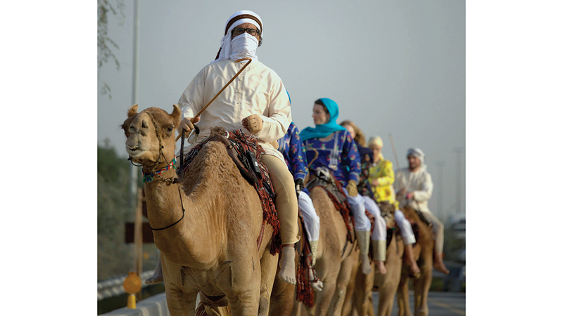 الرحلة استغرقت 21 يوماً على ظهور المطايا وسط الكثبان الرملية. من المصدر