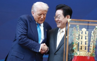 الصورة: &laquo;التاج الذهبي&raquo; الكوري.. إدارة مخاطر أم خضوع لترامب