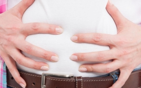 الصورة: كيف تتجنب الشعور بالامتلاء بسبب الأكل الدسم؟.. عليك بـ4 نصائح ذهبية