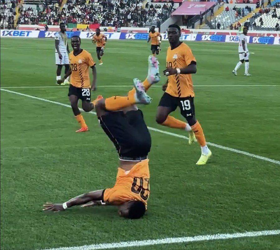 نجم زامبيا كاد يفقد حياته بسبب احتفاليته بهدفه "القاتل"