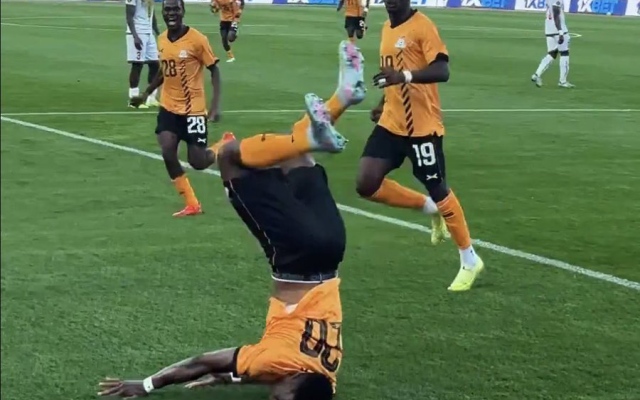 الصورة: نجم زامبيا كاد يفقد حياته بسبب احتفاليته بهدفه "القاتل"