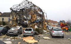 الصورة: إصابة 3 أطفال ووالدتهم إثر انفجار منزل في باريس