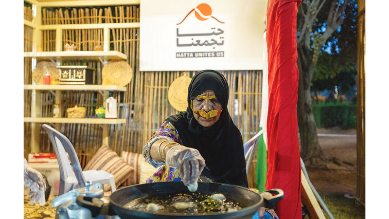 إبداعات الحِرَف اليدوية في مقدمة المنتجات التي يقدمها المشاركون. من المصدر