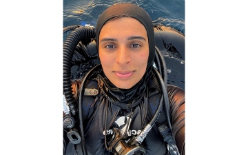 الصورة: إماراتية تعشق الأعماق: لم أترك قارّة إلا وغُصت في مياهها
