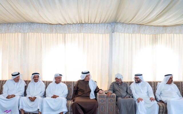 الصورة: سعود بن صقر يعزي في وفاة عبيد الطابور النعيمي