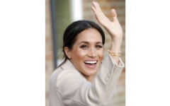 الصورة: ماركل تثير الجدل بأعمال فنية تحمل رسائل مبطنة للعائلة المالكة البريطانية