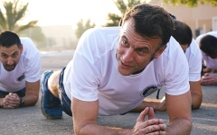 الصورة: ماكرون يحاول استعادة شعبيته باستعراض لياقته البدنية مع الجنود