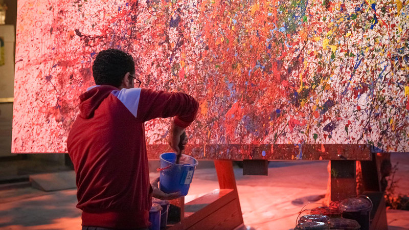 أحد الفنانين في &laquo;مهرجان سكة للفنون والتصميم&raquo;. الإمارات اليوم