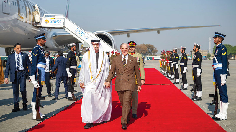 رئيس الدولة ورئيس وزراء باكستان خلال مراسم الاستقبال الرسمية في قاعدة نور خان العسكرية. وام