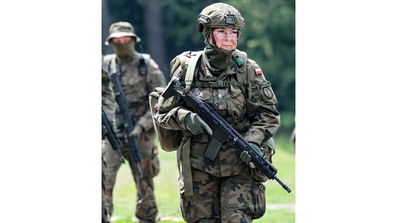 أشخاص يتم تدريبهم عسكرياً ويجري ضمهم إلى القطاعات العسكرية في بولندا.  من المصدر