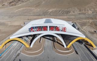 الصورة: الصين تدشّن أطول نفق سريع في العالم