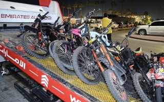 الصورة: ضبط 90 شخصاً يقودون درّاجات كهربائية على المسارات الرياضية في &laquo;كايت بيتش&raquo;