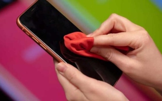 الصورة: الأبحاث تقول أن شاشة الهاتف المحمول أوسخ من مقعد مرحاض عمومي .. فكيف يمكن تنظيفه ؟