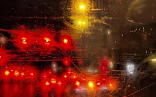 الصورة: مشكلة تكثر في السيارة خلال الشتاء.. نصائح لمنع تكثف بخار الماء على الزجاج