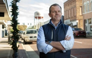 الصورة: رجل أعمال يبيع شركته ويمنح موظفيه مكافآت بقيمة 240 مليون دولار