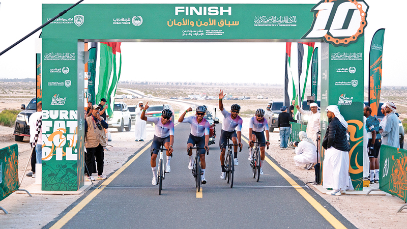 لحظة وصول المتسابقين إلى خط النهاية. من المصدر