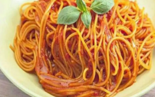 الصورة: "معكرونة باللحمة" تُدخل 17 عاملاً مصرياً للمستشفى